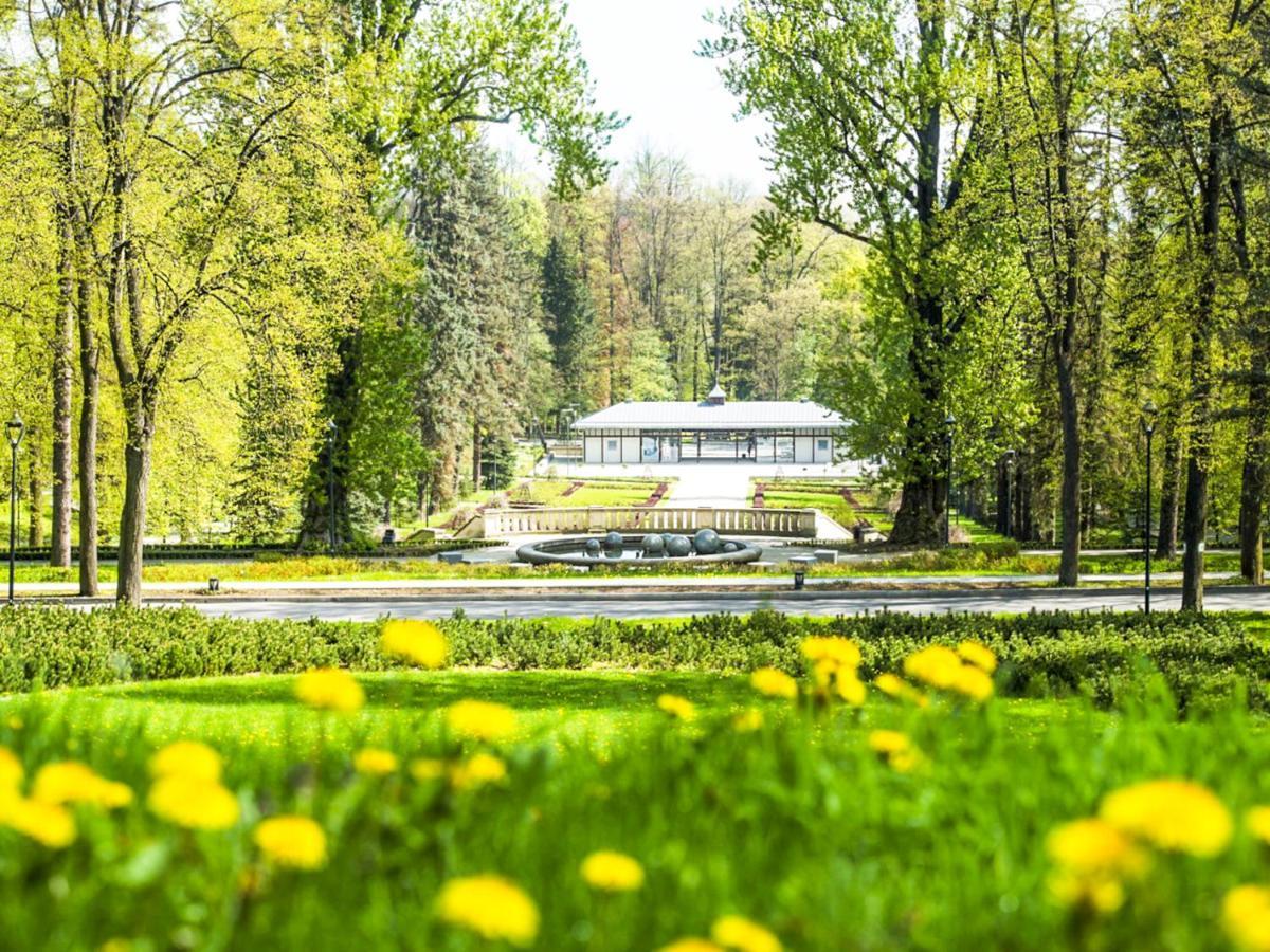Apartament Z Widokiem Na Park Polanica-Zdrój Exteriör bild